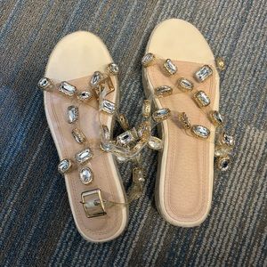 Flat form sandals in gold